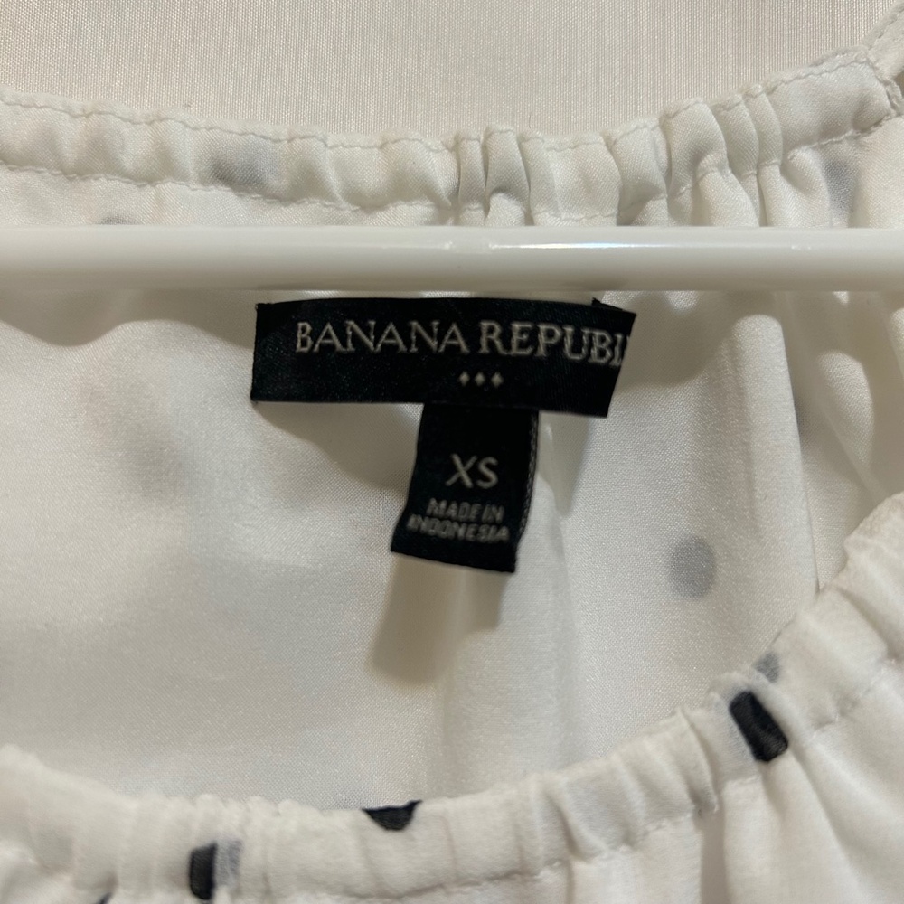 Banana Republic Women's White/Black Polkadot sheer sleeveless blouse Size XS - Picture 3 of 5